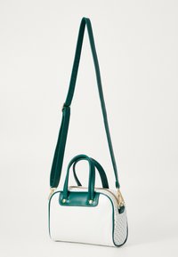 adidas Originals MINI BOWLING - Mala de mão - off white/collegiate green