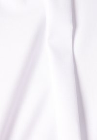 Tessuto bianco con una sottile trama a righe diagonali, superficie liscia e aspetto leggero, adatto per varie applicazioni tessili.