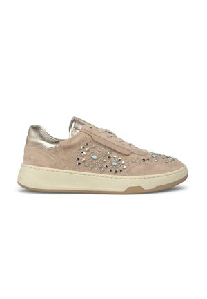 Beige suède sneakers met metallic accenten, voorzien van decoratieve studs en edelstenen. Rondneus, platte zool en vetersluiting.