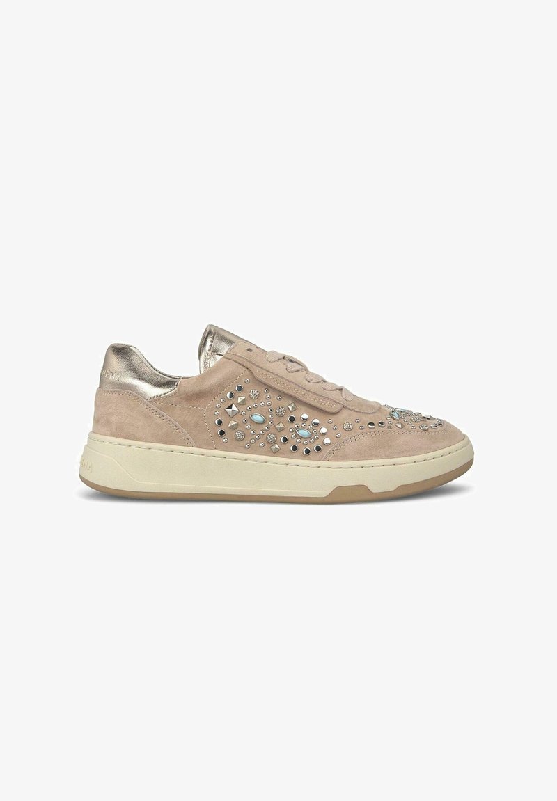 Beige suède sneakers met metallic accenten, voorzien van decoratieve studs en edelstenen. Rondneus, platte zool en vetersluiting.