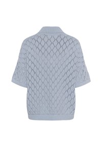 Lyseblå kortærmet strikket sweater med diamantformet hulmønster og ribstrikket krave, manchetter og kant.