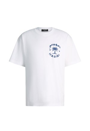 Witte t-shirt met korte mouwen, met een blauwe palmboomafbeelding en het woord "HABIBI" gedrukt op de linkerborst.