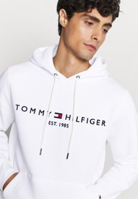 Tommy Hilfiger LOGO HOODY - Jersey con capucha - white