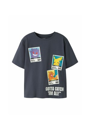 Mørkegrå T-shirt med farverige tegneseriekort af Pokémon-figurerne Gengar, Pikachu, Charizard og teksten "Gotta Catch 'Em All!" på fronten.