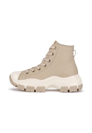 Beżowy sneaker za kostkę z górną częścią wykonaną z gładkiej skóry, okrągłym noskiem i grubą gumową podeszwą z teksturowanym wzorem oraz sznurowaniem.