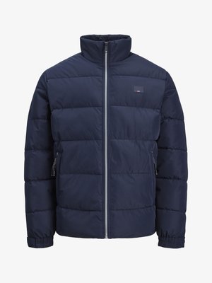 Cazadora acolchada azul marino con cuello alto, diseño acolchado, cremallera frontal y dos bolsillos laterales con cremallera. Textura suave y lisa.