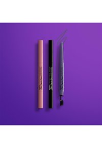 Drei Augenbrauenprodukte auf einem lila Hintergrund: ein rosa Stift, ein schwarzer Stift und ein lila Marker mit Pinselspitze.