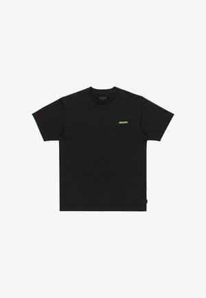 Camiseta de algodón negra de manga corta, con escote redondo y pequeño logo verde en el lado izquierdo del pecho. Corte recto y textura suave.