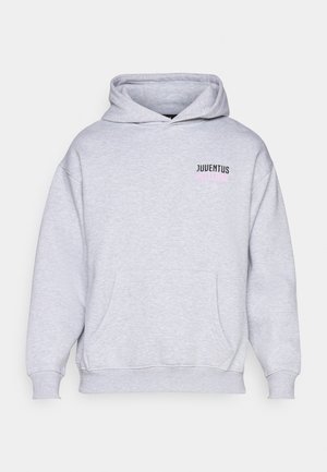 Pilkas džemperis su kapišonu, turintis kengūros kišenę ir „JUVENTUS“ juodu ir rožiniu tekstu kairėje priekyje. Minkšta medžiagos tekstūra.