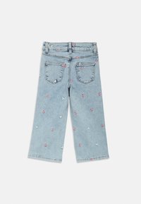 Jeans in denim azzurro chiaro con taglio a gamba larga, decorati con piccoli cuori ricamati in rosa e bianco, due tasche posteriori e una cintura standard.