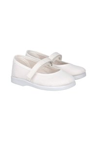 Zapatillas de lona blancas con un diseño plano y punteras redondas, que cuentan con una sola correa en la parte superior. Textura suave y suelas de goma blanca flexibles.