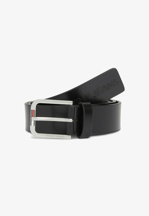 Schwarzer Ledergürtel, zusammengerollt, mit silberner rechteckiger Schnalle, am Gurtende mit eingeprägtem "Tommy Jeans" und Markenname auf der Schnalle.