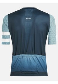 T-shirt de sport à manches courtes en bleu foncé, avec des accents géométriques en bleu clair et des rayures blanches ; il est fabriqué dans un tissu extensible et respirant, et présente des poches à l'arrière.
