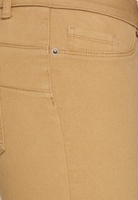 Vero Moda Petite VMHOT SEVEN PUSH PANT - Calças de ganga de corte skinny - tigers eye