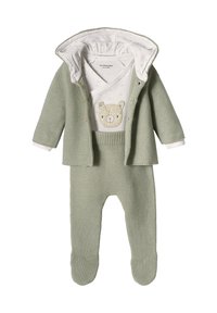 Grünes Strickbabykleidungsset mit einer Kapuzenjacke, einem weißen Einteiler mit einem Bärenmotiv und passenden Hosen; strukturierte Stoffdetails.