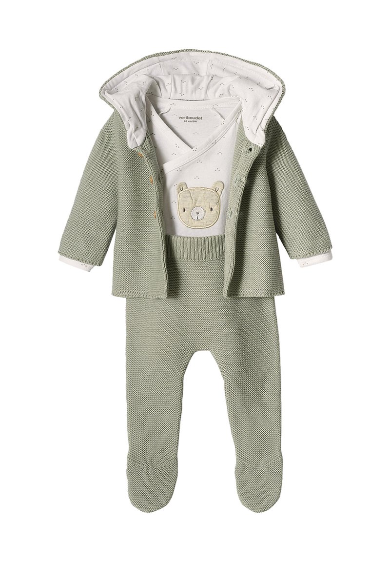 Grünes Strickbabykleidungsset mit einer Kapuzenjacke, einem weißen Einteiler mit einem Bärenmotiv und passenden Hosen; strukturierte Stoffdetails.