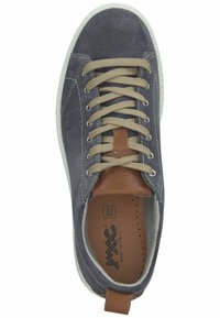 Sneaker in suede grigio con lacci beige, dettaglio in pelle sulla linguetta e suola in gomma bianca. Interno imbottito con soletta forata.