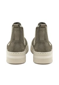 Sive nubuk čizme do gležnja s malim potpeticama, teksturiranom stražnjom stranom i kontrastnom bež gumiranom đonom. Imaju moderni i uski dizajn.