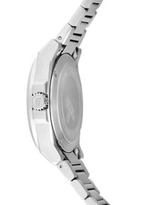 Montre en acier inoxydable avec finition brossée, boîtier rond et bracelet à maillons. Elle possède une couronne texturée et un fond poli.