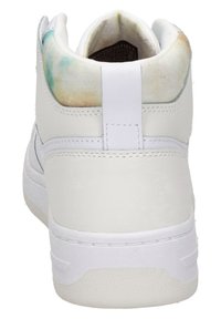 Sneaker alto bianco con esterno in pelle liscia e un accent multicolore al colletto. Presenta una suola in gomma e dettagli cuciti.