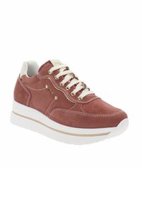 Baskets en daim couleur rouille avec lacets blancs, col de talon rembourré blanc, détails cousus, logo métallique, et semelle épaisse en caoutchouc blanc.