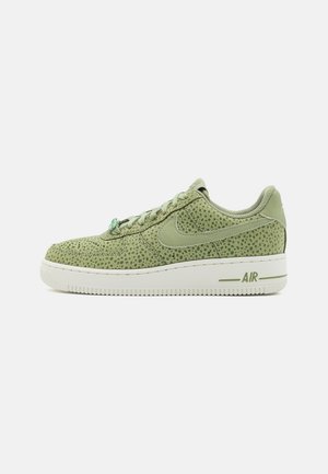 Lavt snøresko i lysegrøn med plettet tekstur, matchende grønne snørebånd, Nike swoosh og hvid sål markeret med "AIR" i grønt.