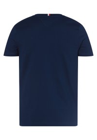 Námořnické bavlněné tričko s krátkým rukávem, kulatým výstřihem a malým červeným a bílým akcentem u límce. Hladký povrch, bez vzorů.