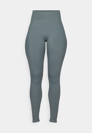 Magas derekú leggings, finom teal csíkozott anyagból. Simára varrt varratokkal és elasztikus derékpánttal rendelkezik, amely biztosítja a testhezálló illeszkedést, a bokáig ér.