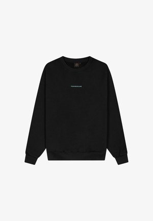 Zwarte crewneck trui met lange mouwen en kleine lichtblauwe "TOMORROWLAND" tekst gecentreerd op de borst.
