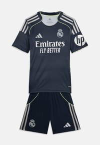 Ensemble de football bleu marine en tissu respirant ; comprend des manches courtes, un col rond, des accents vert clair, et le logo du club sur le maillot et le short.