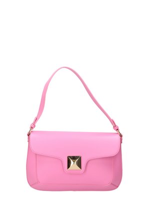 Borsa in pelle rosa a forma rettangolare, dotata di una chiusura quadrata dorata e di una sola tracolla regolabile. Texture liscia, design minimalista.