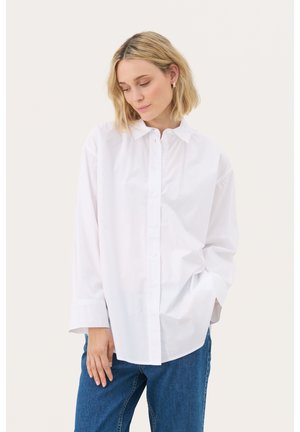 Chemise blanche à bouton avec un col classique, des manches longues et une coupe décontractée ; fabriquée à partir de coton avec une texture lisse et un léger éclat.