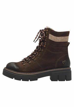 Botte de cheville en cuir marron avec un col en feutre texturé, des crochets métalliques pour les lacets et une semelle noire épaisse. Présente un logo en forme de cœur à l'arrière.
