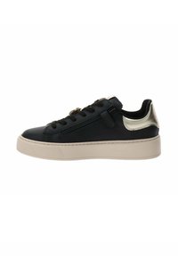 Sneaker in pelle nera con superficie texturizzata, suola color crema, chiusura con lacci e accento metallico sul tallone. Presenta un dettaglio con zip laterale.