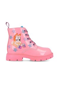 Botas de tobillo de charol rosa con suela gruesa, que presentan gráficos de dibujos animados coloridos y patrones de estrellas. Incluyen cordones morados y un asa.
