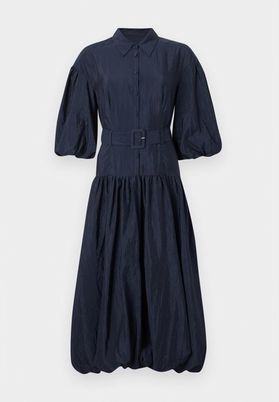 Μίντι φόρεμα σε ναυτικό μπλε με μακριά φουσκωτά μανίκια, κούμπωμα με κουμπιά μπροστά, φαρδιά ζώνη στη μέση και φουσκωτή, πιεσμένη φούστα με φουσκωτή τελείωμα.