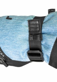 Blaue Denim-musterte Rucksack mit schwarzen Akzenten; verfügt über verstellbare Träger und Plastik-Schnallen; glatte Textur mit verstärkten Nähten.