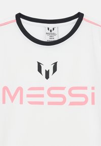 Hvit T-skjorte med rund svart hals, med fet rosa "MESSI" tekst og svart logo på brystet; glatt tekstur.