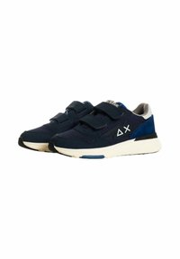 Scarpe da ginnastica blu navy con due fasce in Velcro, materiale in rete e sintetico, suola bianca con un accento blu e logo sul lato.
