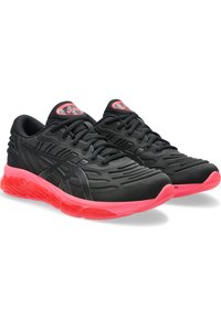 Černé běžecké boty s texturovaným svrškem, růžovou podrážkou a černými akcenty. Obsahují tkaničky a logo na jazyku. Lehký a polstrovaný design.