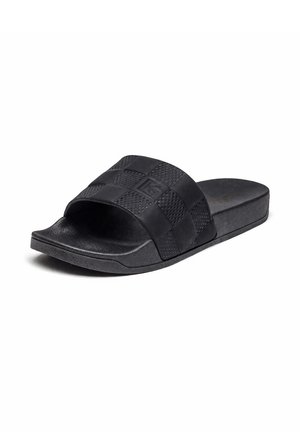 Sandalia negra tipo slide con correa a cuadros texturizada y suela acolchada, mostrada sobre un fondo blanco.