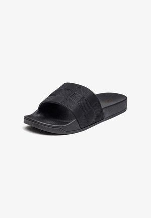 Schwarze Slides-Sandale mit strukturiertem karierter Riemen und gepolsterter Sohle, auf weißem Hintergrund dargestellt.