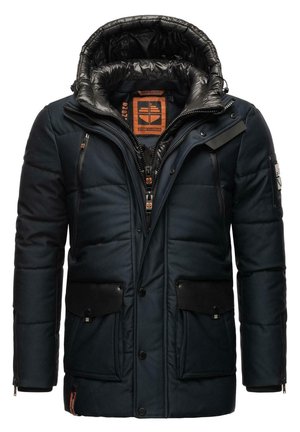 Giubbotto imbottito blu navy con cappuccio staccabile, dettagli neri, numerose tasche con zip e fodera interna trapuntata.