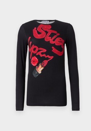 Langærmet sort T-shirt med et grafisk print, der har rød tekst og et læbestift-illustration. Glat bomuldsstof, klassisk rund hals-design.