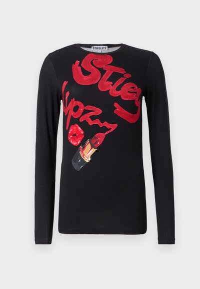 T-shirt preta de manga longa com uma impressão gráfica apresentando texto vermelho e uma ilustração de batom. Material de algodão suave, design clássico com decote redondo.