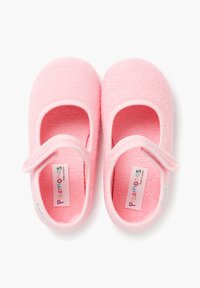 Zapatos de tela rosa con una textura suave, forma redondeada y cierre de tiras. Las etiquetas interiores presentan un texto colorido, que indica la marca y el origen.