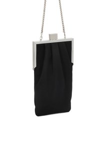 Svart tygclutch med plisserad design, silverfärgad metallram och kedjesnor. Har ett rektangulärt spänne för säker stängning.