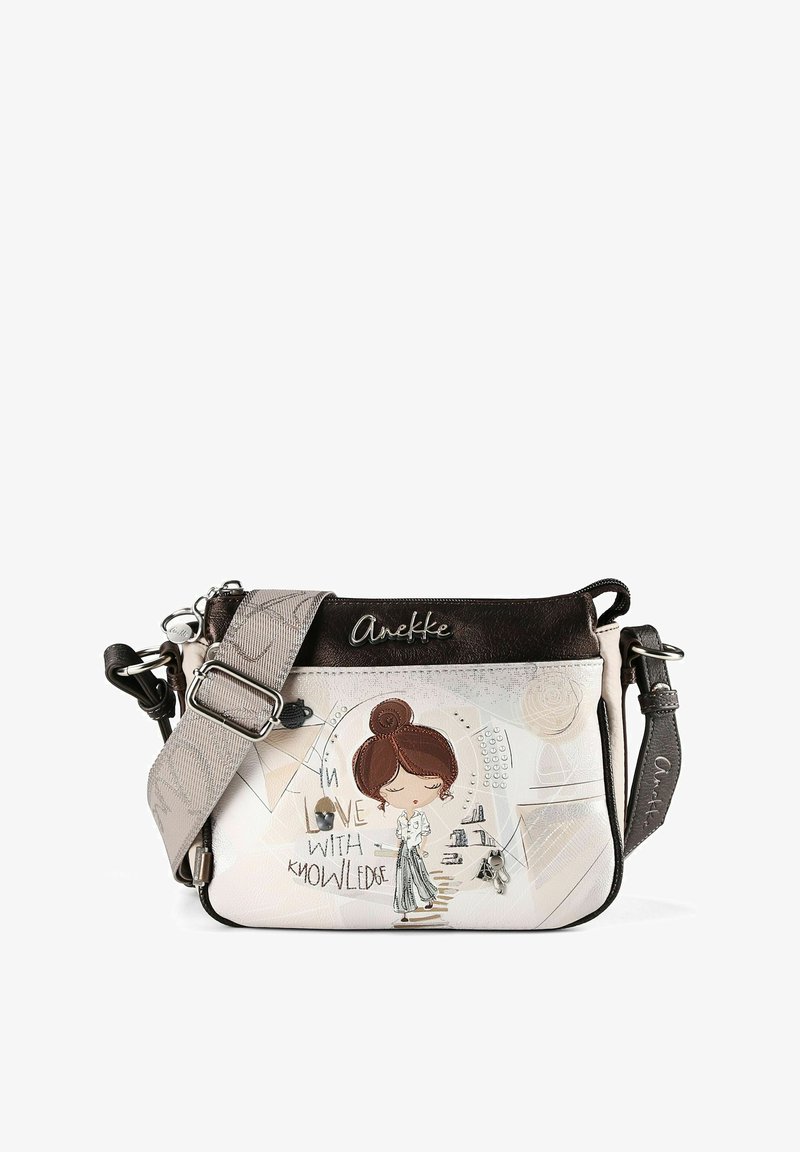 Umhängetasche mit einem Cartoon-Mädchen, geometrischen Mustern, dem Text "Verliebt in Wissen" und verstellbarem beigen Riemen mit Metallschnalle.