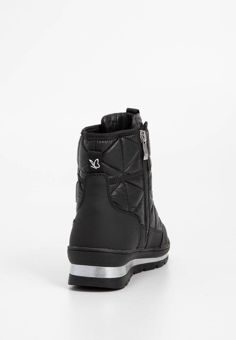 Czarne pikowane botki za kostkę z ozdobną srebrną listwą, zamkiem błyskawicznym z boku oraz miękką podszewką dla komfortu i ciepła.