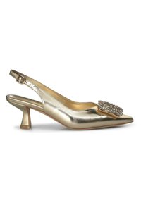 Zapato de slingback metálico dorado con puntera puntiaguda, tacón bajo tipo bloque y un adorno decorativo de joyas en la parte frontal. Textura suave en todo el zapato.